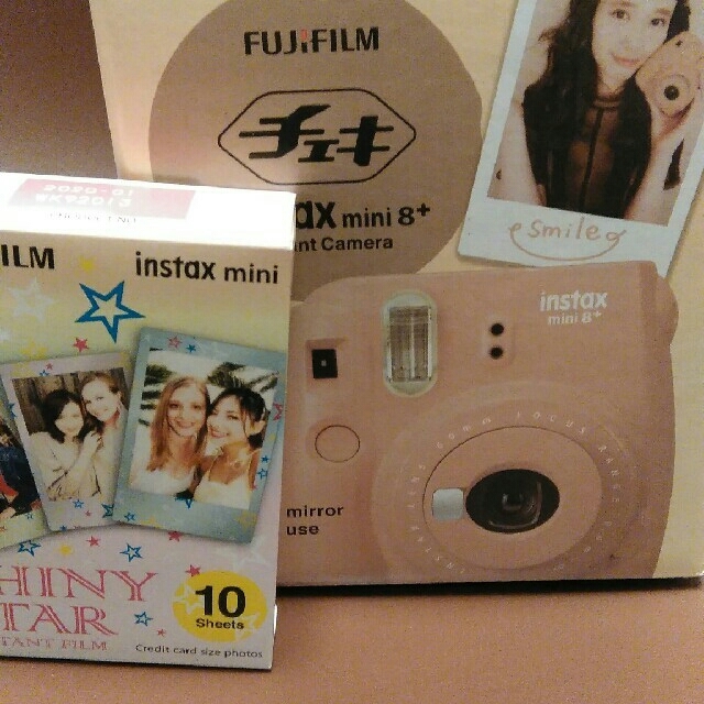 富士フイルム(フジフイルム)のチェキ★instax.mini8+★別売フィルム10枚付き スマホ/家電/カメラのカメラ(フィルムカメラ)の商品写真