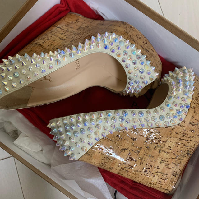 Christian Louboutin(クリスチャンルブタン)のお値段交渉ok！クリスチャン ルブタン・オーロラスパイク・ヒール◎美品◎34.5 レディースの靴/シューズ(ハイヒール/パンプス)の商品写真