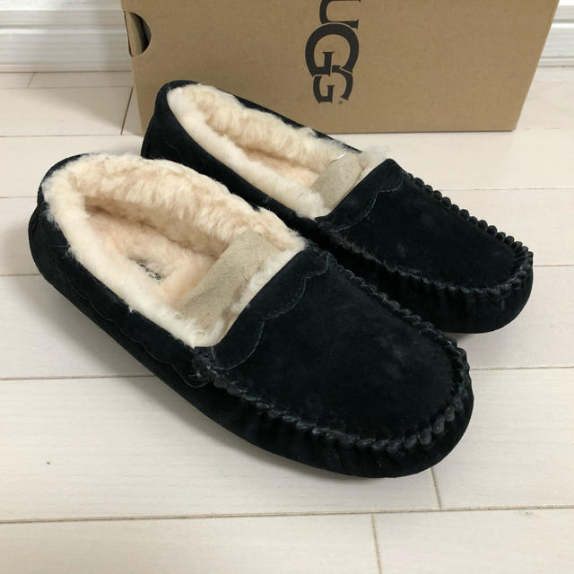 スリッポン/モカシン【新品未使用】23.0 UGG scalloped モカシン ブラック