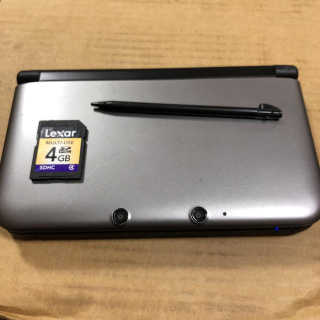 ニンテンドー3DS(ニンテンドー3DS)の 3DS LL  シルバー 外カメラ難あり  エンタメ/ホビーのゲームソフト/ゲーム機本体(携帯用ゲーム機本体)の商品写真