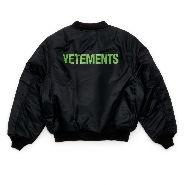 たくぞー様専用VETEMENTS × AlphaボンバーMA-1黒Sヴェトモン メンズのジャケット/アウター(ブルゾン)の商品写真