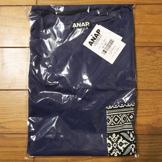 ANAP(アナップ)のタグ付き新品未使用 ANAP エスニック柄ポケット ＶネックTシャツ ブルー レディースのトップス(Tシャツ(半袖/袖なし))の商品写真