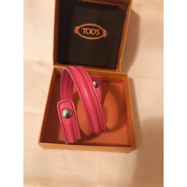 TOD'S(トッズ)の美品☆トッズ可愛いピンク本革バングルイタリア製 レディースのアクセサリー(ブレスレット/バングル)の商品写真