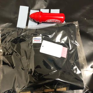 アンディフィーテッド(UNDEFEATED)のundefeated plate strike tee 黒M ノベルティ1個付き(Tシャツ/カットソー(半袖/袖なし))