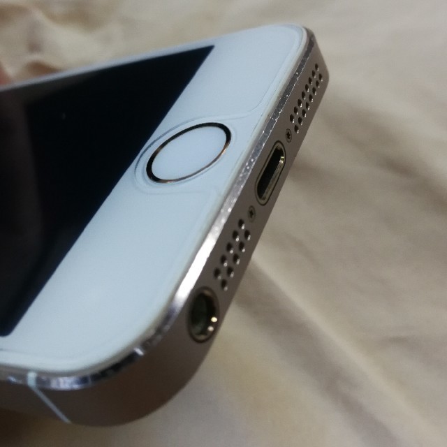 Apple(アップル)のiPhone 5s 16gb gold docomo スマホ/家電/カメラのスマートフォン/携帯電話(スマートフォン本体)の商品写真