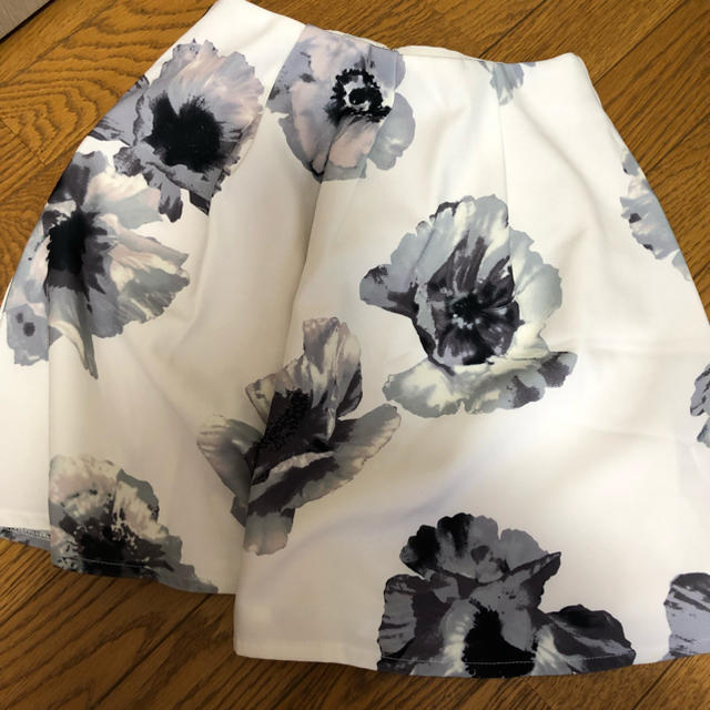 Delyle NOIR(デイライルノアール)のDelyle NOIR 花柄フレアスカート レディースのスカート(ミニスカート)の商品写真
