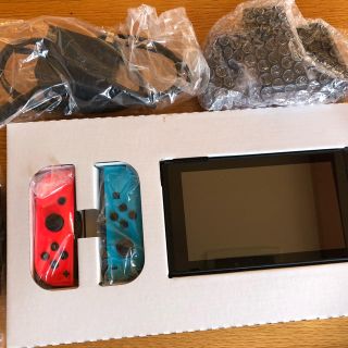 ニンテンドースイッチ(Nintendo Switch)の任天堂スイッチ 本体とコントローラー 充電器のみ(家庭用ゲーム機本体)