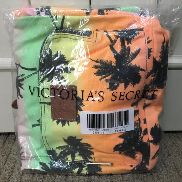 Victoria's Secret(ヴィクトリアズシークレット)のVictoria's Secret PINK  バックパック  パームツリー柄 レディースのバッグ(リュック/バックパック)の商品写真