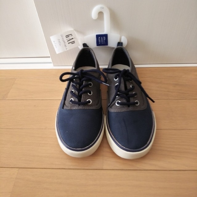 GAP(ギャップ)の値下げ。【難あり】新品！GAP  21センチ スニーカー キッズ/ベビー/マタニティのキッズ靴/シューズ(15cm~)(スニーカー)の商品写真