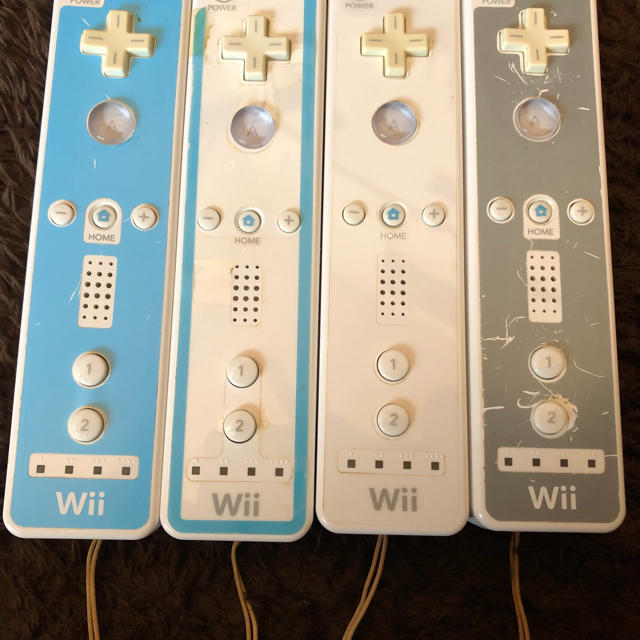 Wii(ウィー)のWii リモコン 4個セット エンタメ/ホビーのゲームソフト/ゲーム機本体(その他)の商品写真