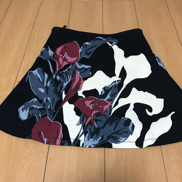 CARVEN(カルヴェン)の再度お値下げ致しました、カルベンの花柄スカート レディースのスカート(ひざ丈スカート)の商品写真