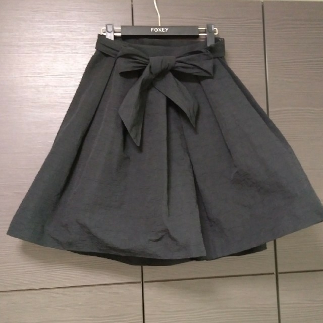 TO BE CHIC(トゥービーシック)のRIBONハート様ご専用　TOBECHICスカートとブルーガールカーディガン レディースのスカート(ひざ丈スカート)の商品写真