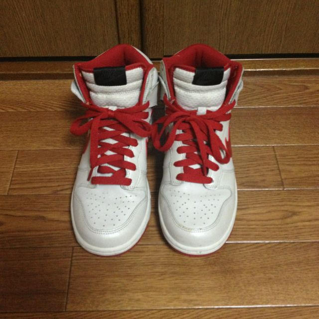 NIKE - NIKE 白×赤 ハイカットスニーカー♫の通販 by meyz NIKE - NIKE 白×赤 ハイカットスニーカー♫の通販 by meyz