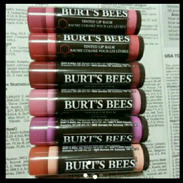 BURT'S BEES(バーツビーズ)のサミー様専用バーツビーズティンテッド☆100%ナチュラル　♥ローズ2本 コスメ/美容のスキンケア/基礎化粧品(リップケア/リップクリーム)の商品写真