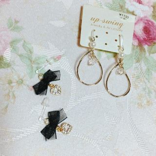 樹脂ピアス (2個set) 黒 リボン ゆれる(ピアス)