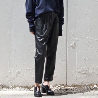 サンシー(SUNSEA)のstein fake leather trousers(スラックス)