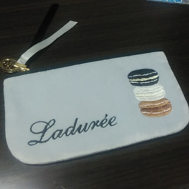 LADUREE(ラデュレ)のラデュレ　マカロン柄ポーチ レディースのファッション小物(ポーチ)の商品写真