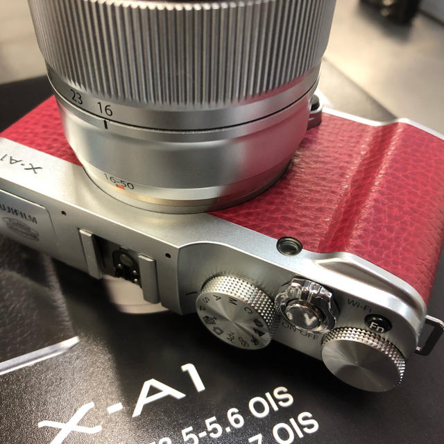 富士フイルム(フジフイルム)のフジフイルム X-A1 レンズキット レッド スマホ/家電/カメラのカメラ(ミラーレス一眼)の商品写真