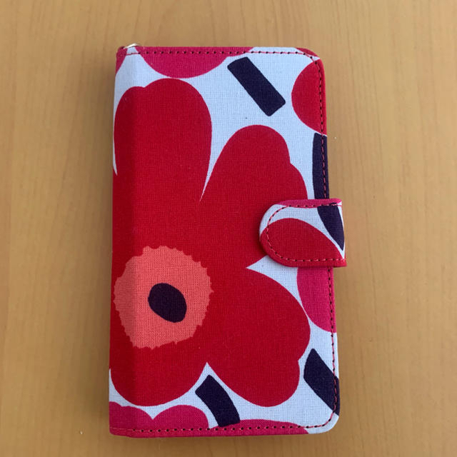 marimekko(マリメッコ)のマリメッコ スマホケース 赤 スマホ/家電/カメラのスマホアクセサリー(iPhoneケース)の商品写真