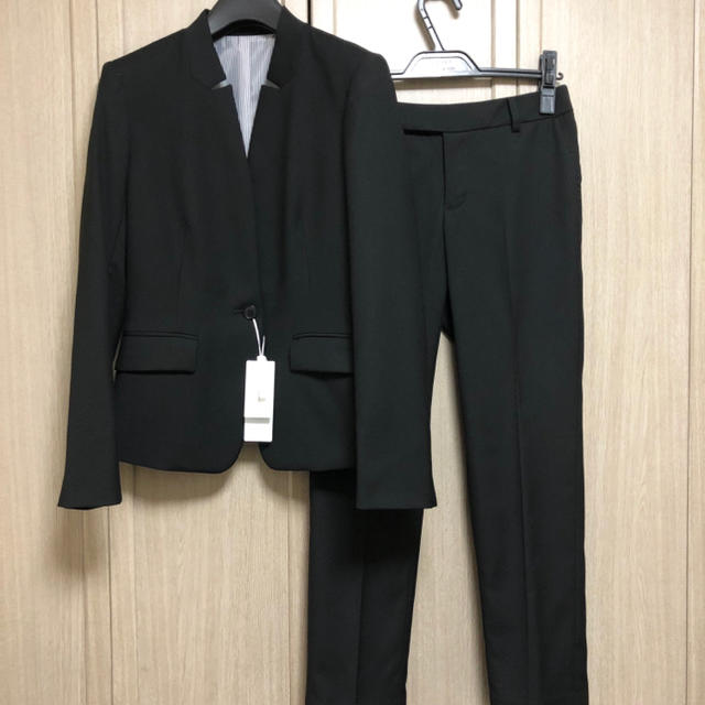 THE SUIT COMPANY(スーツカンパニー)のスーツカンパニー⭐️マイクロギャバ ストレッチスタンドカラー パンツスーツ レディースのフォーマル/ドレス(スーツ)の商品写真