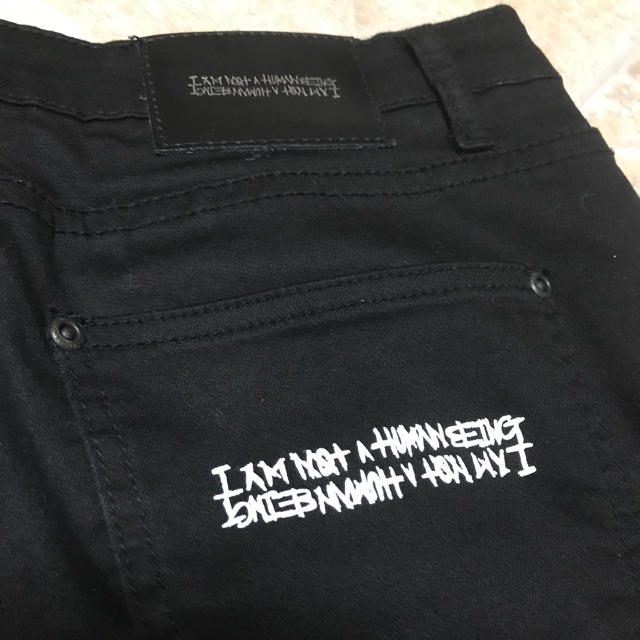 OFF-WHITE(オフホワイト)の韓国 I AM NOT A HUMAN BEING ペイント スキニー パンツ メンズのパンツ(デニム/ジーンズ)の商品写真