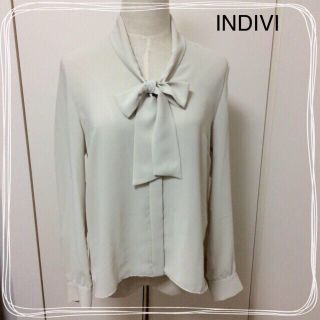 インディヴィ(INDIVI)の【美品】グレーベージュのボウタイブラウス(シャツ/ブラウス(長袖/七分))