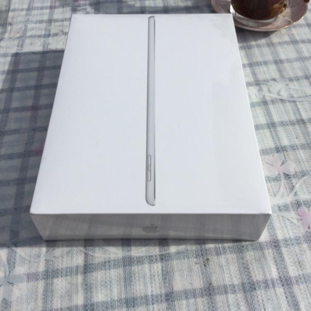 Apple(アップル)のSALE ! 新品 iPad 第６世代 9.7インチ 32GB MR7G2J/A スマホ/家電/カメラのPC/タブレット(タブレット)の商品写真