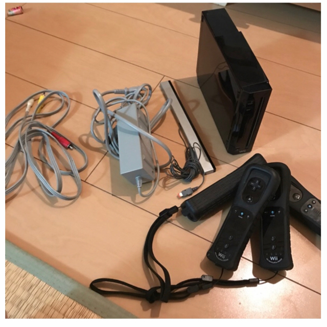 任天堂(ニンテンドウ)のニンテンドー　Wii　コントローラー４つ付 エンタメ/ホビーのゲームソフト/ゲーム機本体(家庭用ゲーム機本体)の商品写真