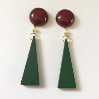 メルロー(merlot)の丸カボション × 三角チャーム イヤリング ピアス(イヤリング)