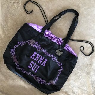 アナスイ(ANNA SUI)の【ANNA SUI】巾着トートバッグ 蝶チャーム付 黒×紫 大容量 軽量 サテン(トートバッグ)