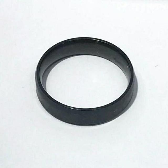 新品★送料無料★メタルブラックリング★6mm幅 メンズのアクセサリー(リング(指輪))の商品写真