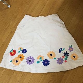 パラビオン(Par Avion)のしばさきちゃん着用！花刺繍スカート(ひざ丈スカート)