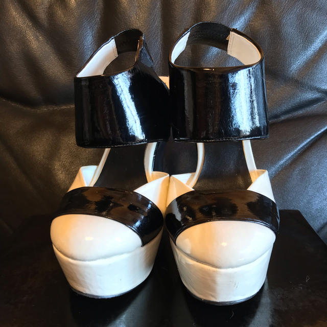 EMODA(エモダ)のEMODA★バイカラー厚底パンプスサンダル(ホワイト×ブラック) レディースの靴/シューズ(ハイヒール/パンプス)の商品写真