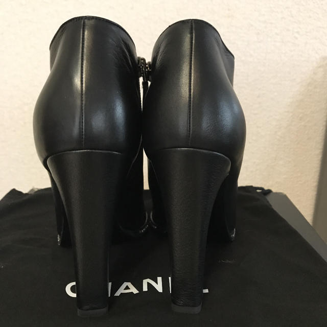 CHANEL(シャネル)のシャネル 黒 ショートブーツ  ブーティ レディースの靴/シューズ(ブーティ)の商品写真