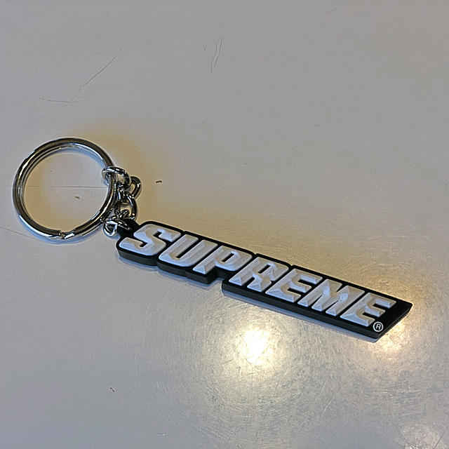 Supreme(シュプリーム)のsupreme Bevel Logo Keychain 最終値下げ メンズのファッション小物(キーホルダー)の商品写真