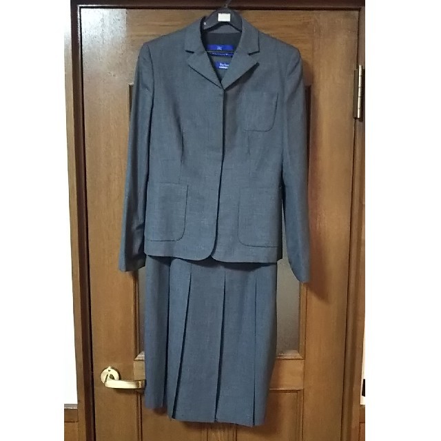 BURBERRY BLUE LABEL(バーバリーブルーレーベル)の「未使用」BURBERRY BLUE LABEL スーツ レディースのフォーマル/ドレス(スーツ)の商品写真