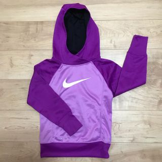 ナイキ(NIKE)のNIKE 紫 裏起毛パーカー 130~140cm(ジャケット/上着)