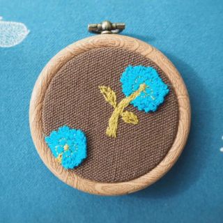 ミナペルホネン(mina perhonen)のファブリック刺繍枠壁掛けセット ＋クッションカバー(インテリア雑貨)