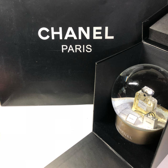 CHANEL(シャネル)の【puchi様】専用 シャネル ゴールド スノードーム CHANEL レディースのアクセサリー(チャーム)の商品写真