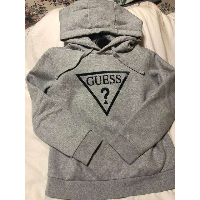 GUESS(ゲス)のguess パーカー グレー 美品 激安早い者勝ち レディースのトップス(パーカー)の商品写真