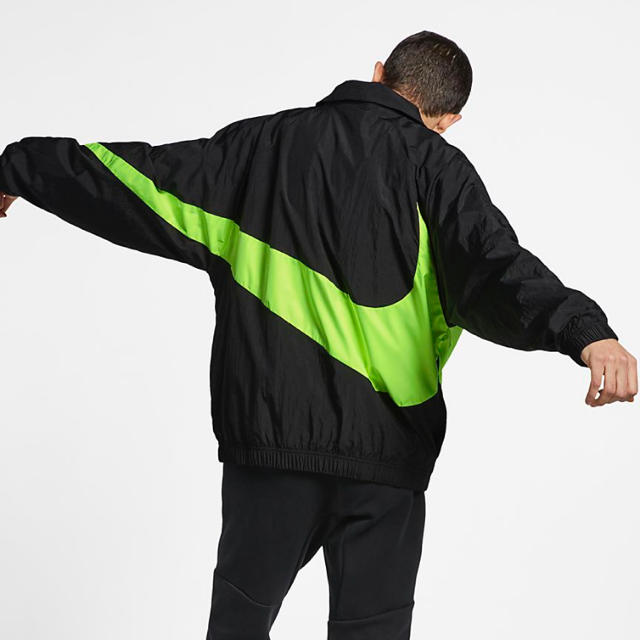 NIKE(ナイキ)のMサイズ NIKE BIG SWOOSH JACKET TOKYO NEON メンズのジャケット/アウター(ナイロンジャケット)の商品写真