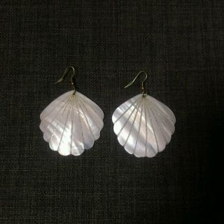 貝殻のピアス(ピアス)