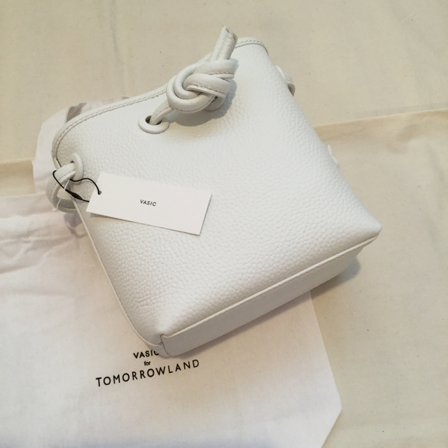 TOMORROWLAND(トゥモローランド)のVASICｘ BOND MINIMINI レザーハンドバッグ ホワイト レディースのバッグ(ハンドバッグ)の商品写真