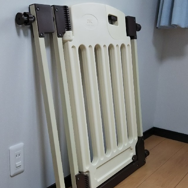 JTC(ジェーティーシー)のJTC Baby Gate ベビーゲート キッズ/ベビー/マタニティの寝具/家具(ベビーフェンス/ゲート)の商品写真