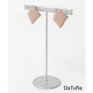 ダチュラ(DaTuRa)の新品【 ダチュラ 】スクエア レザータッチ ピアス ベージュ(ピアス)