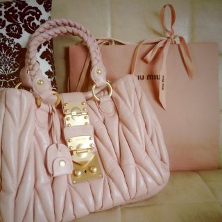 ミュウミュウ(MIU MIU)のミュウミュウ マトラッセ ヌードピンク(ハンドバッグ)