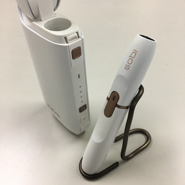 IQOS(アイコス)のアイコス IQOS 2.4plus ホワイト 美品 mtn/out  付属品込み メンズのファッション小物(タバコグッズ)の商品写真