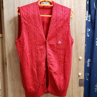 マンシングウェア(Munsingwear)の赤のベスト(ニット/セーター)