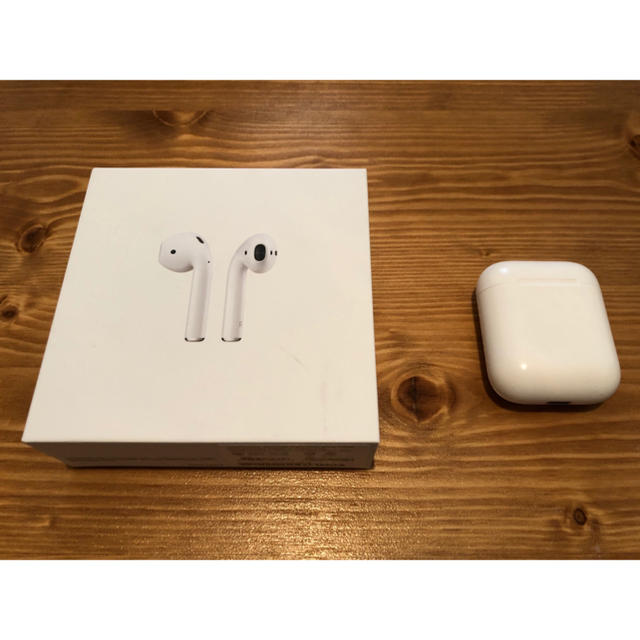 Apple(アップル)のAirPods充電ケース スマホ/家電/カメラのオーディオ機器(ヘッドフォン/イヤフォン)の商品写真