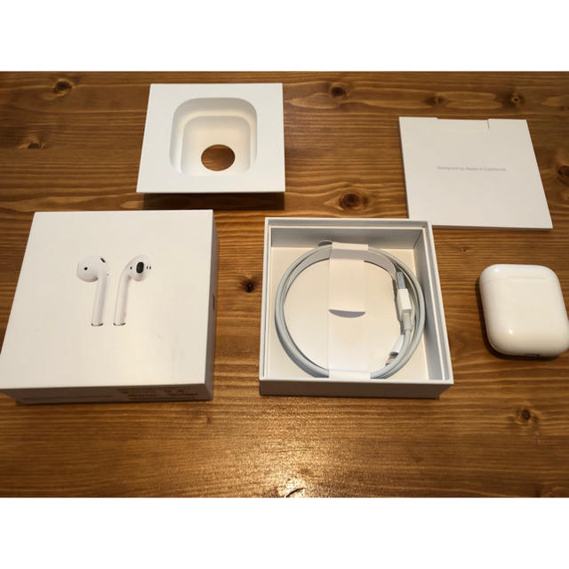 Apple(アップル)のAirPods充電ケース スマホ/家電/カメラのオーディオ機器(ヘッドフォン/イヤフォン)の商品写真